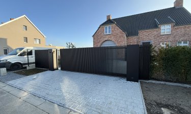 Aluminium schuifpoort aan oprit — Linter